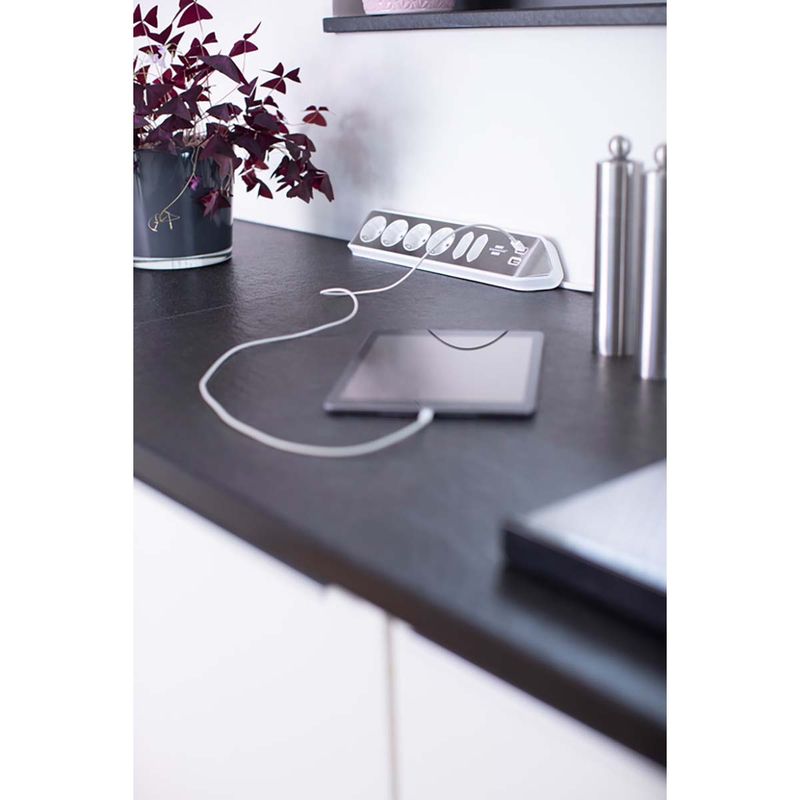 Brennenstuhl Estilo Desktop-Power, 6-veis strømforgrener, 2 USB-porter, Sølv/Hvit