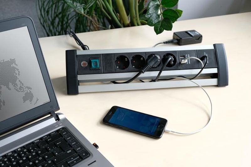 Brennenstuhl Alu-Office-Line Strømforgrener med USB-lader