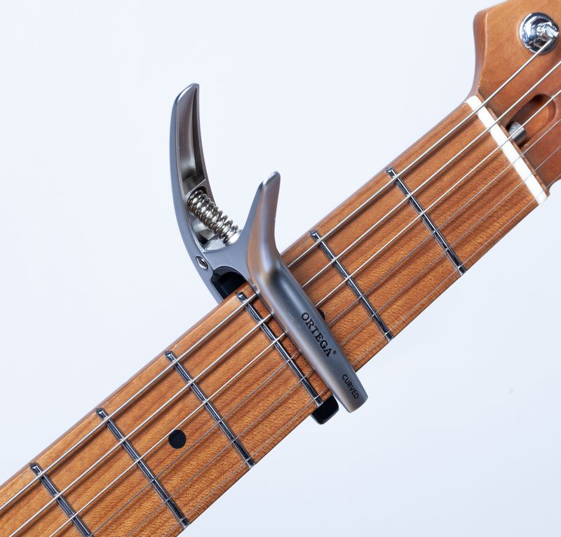 Ortega TWCAPO-CR Twin Capo for flate og kurvede fretboards, Chrome
